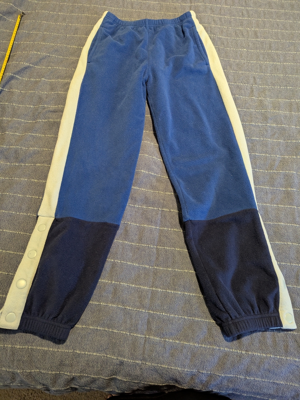 Hanna Andersson Blue and Navy Colorblock Fleece Joggers with Side Snaps, 150cm